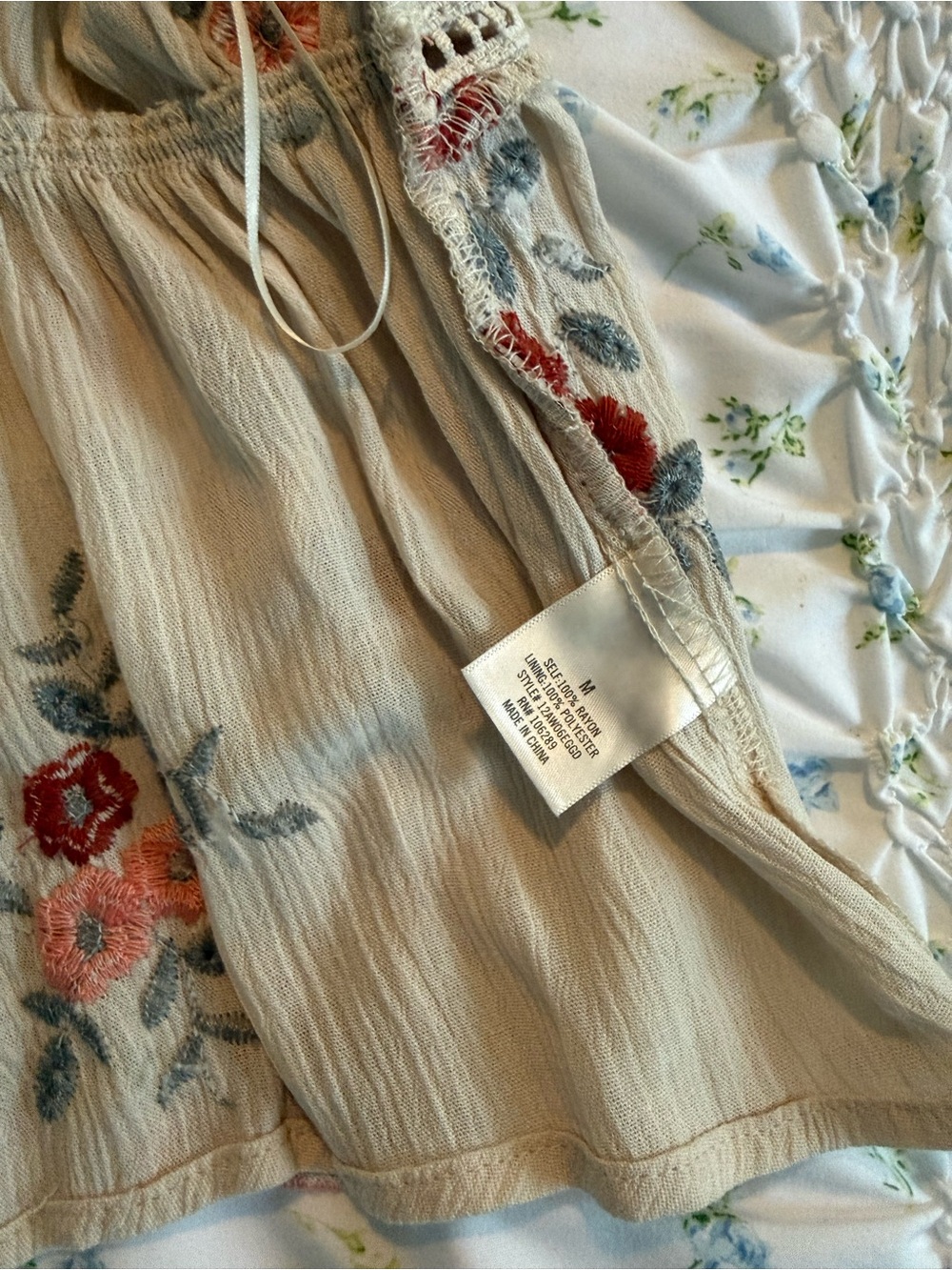 NWOT Francesca’s Embroidered Cream & Pink Floral V-Neck Peplum Camisole Cottage - Picture 7 of 9